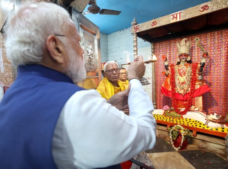 बंगाल चुनाव: दूसरे चरण से पहले पीएम मोदी का रोड शो, काली मंदिर में पूजा से शुरू किया प्रचार