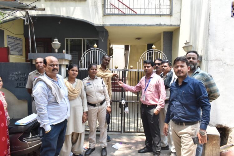 मकान पर सेंट्रल बैंक ऑफ़ इंडिया का कब्ज़ा