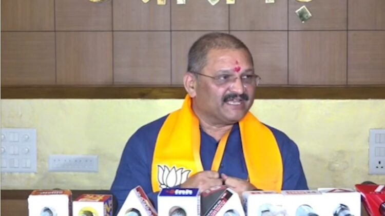 कांग्रेस नेताओं के करीबी लोगों के तार बाहरी ताकतों से जुड़े रहे हैं – संतोष पाण्डेय