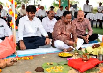 कृषि विश्वविद्यालय में मनाया गया अक्ती तिहार,कृषि मंत्री नेताम ने मिट्टी एवं बीजों की पूजा की और ट्रैक्टर चलाकर बीजों की बुआई की