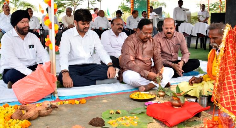 कृषि विश्वविद्यालय में मनाया गया अक्ती तिहार,कृषि मंत्री नेताम ने मिट्टी एवं बीजों की पूजा की और ट्रैक्टर चलाकर बीजों की बुआई की