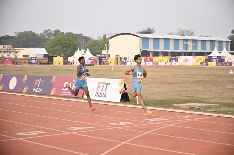 ख़ुद से सीखने वाले सूरज माशी ने उधार के स्पाइक्स पहन जीता 5000 मीटर का रजत पदक