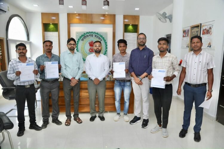 विशेष लेख:हिंसा छोड़कर नई दिशा, नई राह की ओर बढ़ रहे कदम, आत्मसमर्पित व नक्सल पीड़ितों को कलेक्टर ने सौंपा नियुक्ति पत्र