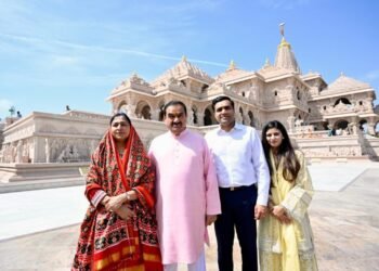 अयोध्या पहुंचे गौतम अदाणी, राम मंदिर में किए दर्शन, गुरुकुल को देंगे सहयोग