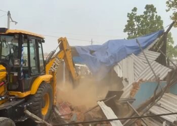 मनेन्द्रगढ़ में वन विभाग की बड़ी कार्रवाई: अतिक्रमण पर चला बुलडोजर, दुकानदारों ने लगाए गंभीर आरोप