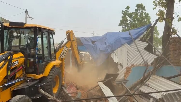 मनेन्द्रगढ़ में वन विभाग की बड़ी कार्रवाई: अतिक्रमण पर चला बुलडोजर, दुकानदारों ने लगाए गंभीर आरोप