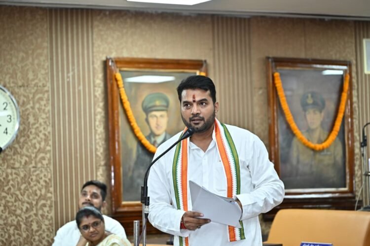 तात्यापारा चौड़ीकरण मुआवजा मुद्दा गरमाया, आकाश तिवारी ने निगम में उठाया सवाल