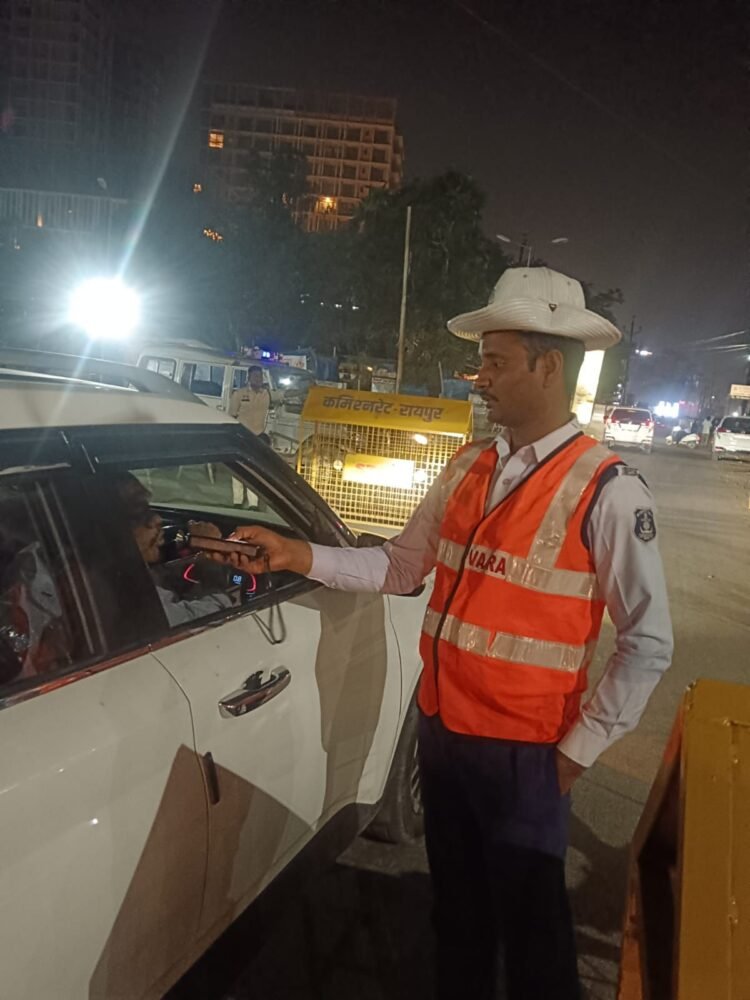 नशेड़ी वाहन चालकों के विरुद्ध रायपुर पुलिस की कार्यवाही लगातार जारी