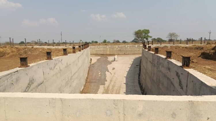 समपार फाटक (लेवल क्रासिंग) डी.डी.-39 सिकोसा-पिनकापार गेट के पास रोड अंडर ब्रिज बन जाने के कारण समपार फाटक स्थाई रूप से बंद रहेगा