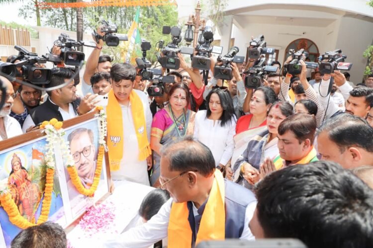 मुख्यमंत्री साय ने किया कुशाभाऊ ठाकरे परिसर में ध्वजारोहण