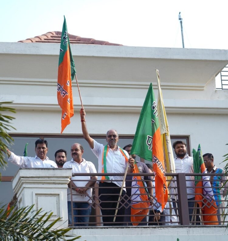 भाजपा स्थापना दिवस पर सांसद बृजमोहन अग्रवाल ने कार्यालय में फहराया पार्टी ध्वज, कार्यकर्ताओं व देशवासियों को दी शुभकामनाएं