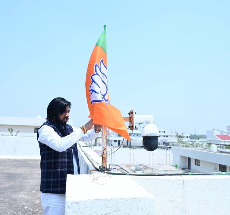 भारतीय जनता पार्टी के 47वें स्थापना दिवस पर कैबिनेट मंत्री गुरु खुशवंत साहेब ने भाजपा ध्वज फहरा कर दी बधाई