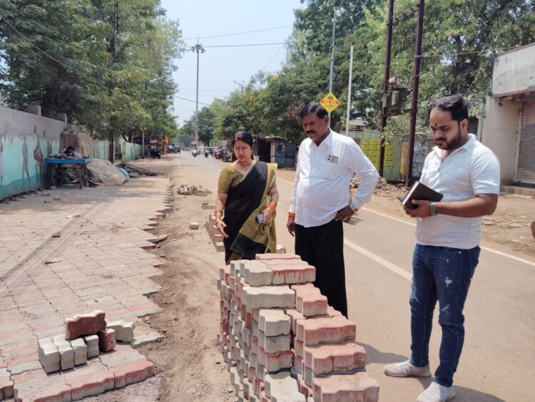 जवाहर नगर में पेवर ब्लाक निर्माण की गुणवत्ता पर सख्त हुईं महापौर अलका बाघमार