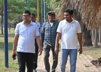 आयुक्त ने गौठान व उद्यान का किया निरीक्षण, व्यवस्था दुरूस्त करने के दिए निर्देश