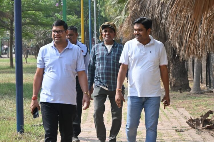 आयुक्त ने गौठान व उद्यान का किया निरीक्षण, व्यवस्था दुरूस्त करने के दिए निर्देश