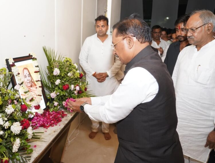मुख्यमंत्री विष्णु देव साय ने स्वर्गीय प्रेमलता अग्रवाल को दी श्रद्धांजलि