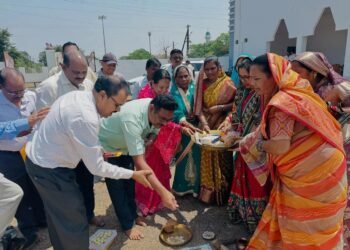 पेवर ब्लाॅक लगाने महापौर ने किया भूमिपूजन