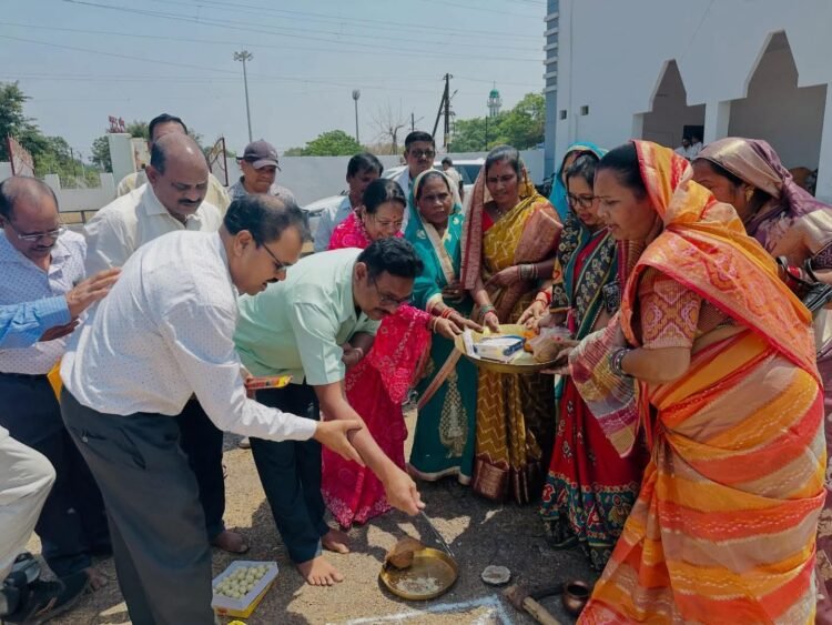 पेवर ब्लाॅक लगाने महापौर ने किया भूमिपूजन