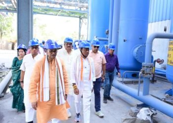 पीसीसी अध्यक्ष दीपक बैज, नेता प्रतिपक्ष डॉ. चरणदास महंत तथा जांच दल के सदस्य वेदांता पावर प्रभावितों से मिले