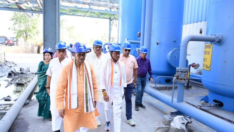 पीसीसी अध्यक्ष दीपक बैज, नेता प्रतिपक्ष डॉ. चरणदास महंत तथा जांच दल के सदस्य वेदांता पावर प्रभावितों से मिले