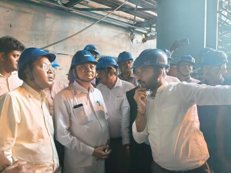 उद्योग एवं सार्वजनिक उपक्रम मंत्री लखनलाल देवांगन ने किया वेदांता पावर प्लांट के घटनास्थल का निरीक्षण,कलेक्टर–एसपी एवं वेदांता प्रबंधन के साथ ली समीक्षा बैठक