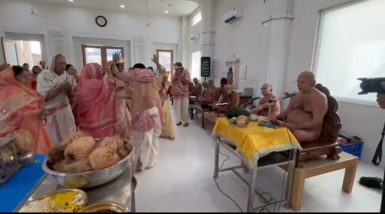 अक्षय तृतीया पर आहार दान देने से प्राप्त पुण्य भी अक्षय होता है। आहार दान में चारों दान शामिल होते हैं-आचार्य श्री वर्धमान सागर जी