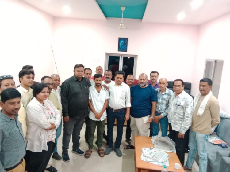 रायपुर प्रेस क्लब में आपात बैठक पत्रकार पर हमले के विरोध में रायपुर प्रेस क्लब का निंदा प्रस्ताव, सख्त कार्रवाई की मांग