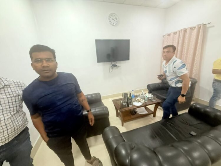 वीआईपी रेस्टहाउस में शराब पार्टी! चीफ केमिस्ट समेत 4 अधिकारी पकड़े गए, मंत्री ने दिए कार्रवाई के निर्देश
