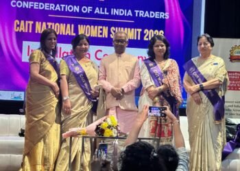 कैट के राष्ट्रीय टीम ने कैट के महिला विंग की प्रदेश अध्यक्ष मधु अरोरा को नेशनल को-ऑर्डिनेटर के रूप में सम्मानित किया