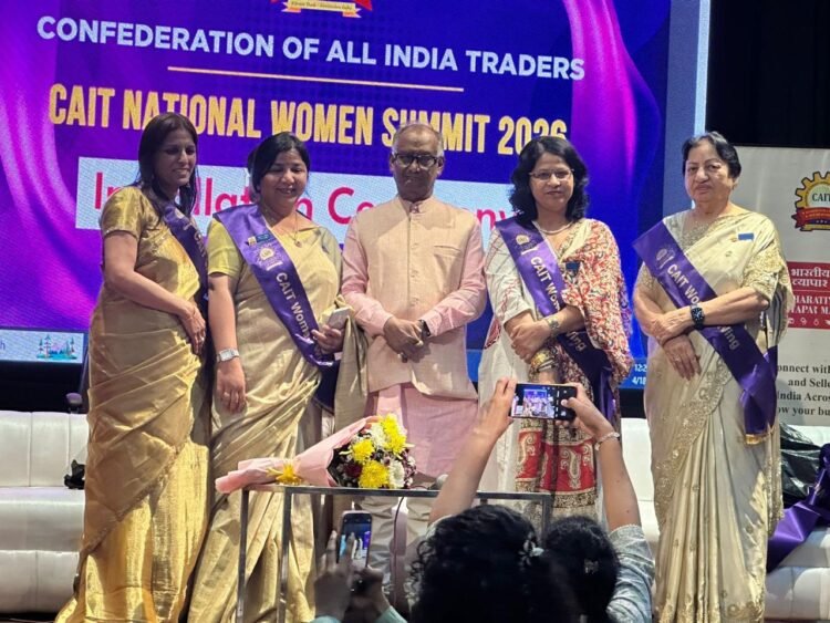 कैट के राष्ट्रीय टीम ने कैट के महिला विंग की प्रदेश अध्यक्ष मधु अरोरा को नेशनल को-ऑर्डिनेटर के रूप में सम्मानित किया