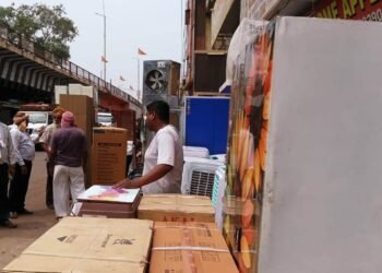 सड़क बाधा कर आवागमन प्रभावित करने वालो पर निगम ने की कार्रवाई