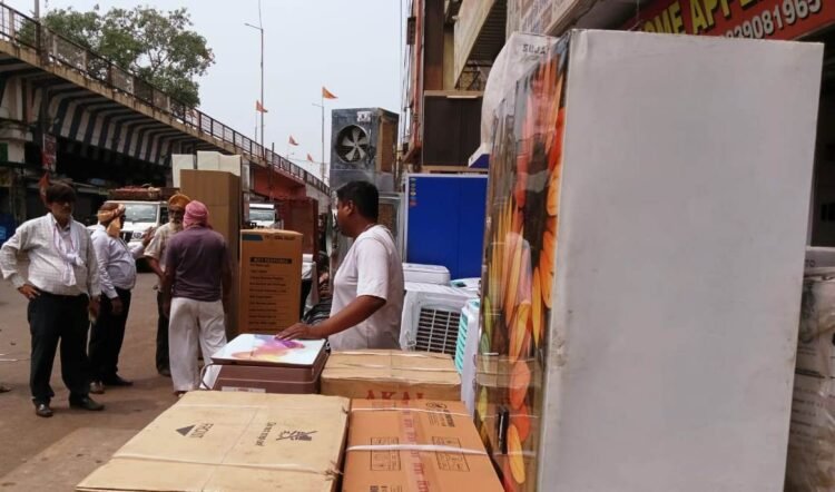 सड़क बाधा कर आवागमन प्रभावित करने वालो पर निगम ने की कार्रवाई