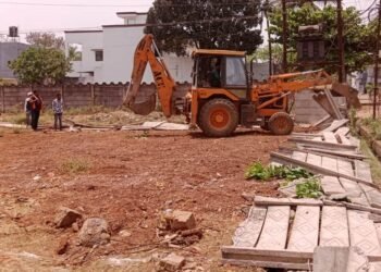 अवैध प्लाटिंग पर निगम की सख्त कार्रवाई, बाउण्ड्रीवाल ध्वस्त