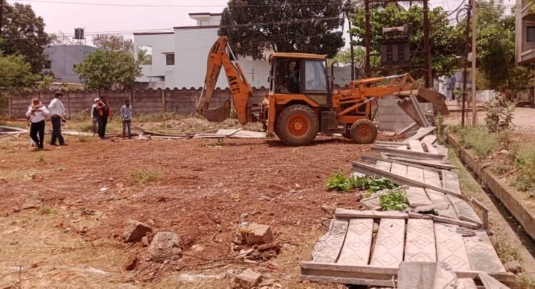 अवैध प्लाटिंग पर निगम की सख्त कार्रवाई, बाउण्ड्रीवाल ध्वस्त