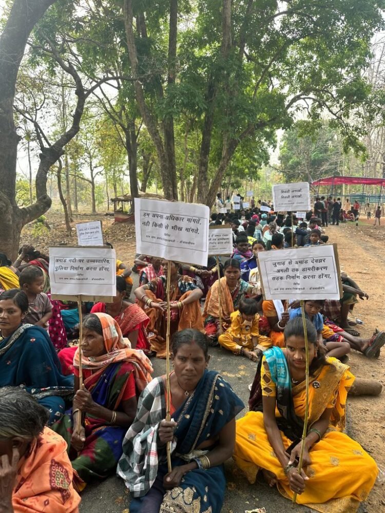 NH-130 पर चक्काजाम: अधूरे पुल से नाराज़ ग्रामीण, बच्चों-महिलाओं संग अनिश्चितकालीन प्रदर्शन