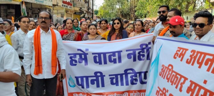 चंगोराभाठा की हजारों महिलाओं ने पार्षद के नेतृत्व में चंगोराभाठा पानी टंकी का घेराव किया