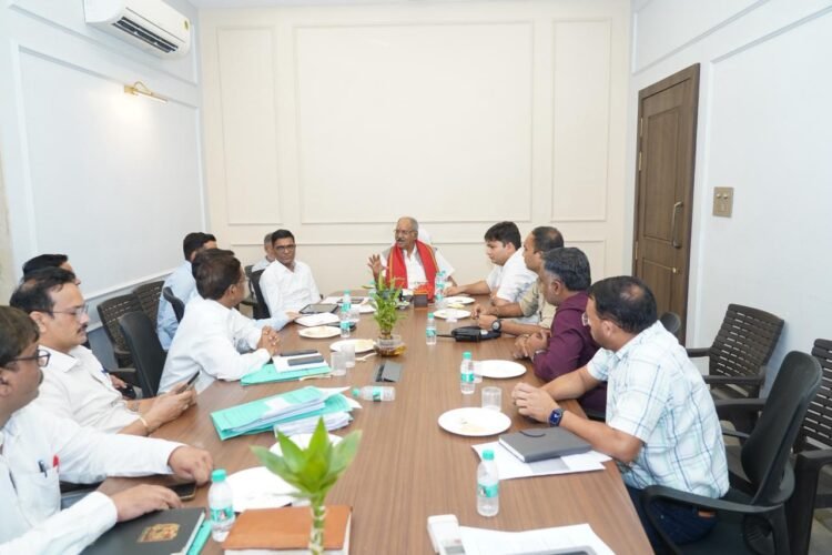 रायपुर की यातायात व्यवस्था को सुधारने और विकास कार्यों को गति देने सांसद बृजमोहन अग्रवाल ने ली उच्च स्तरीय बैठक