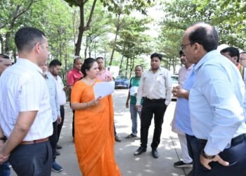 रामनगर में बिल्डर की लापरवाही उजागर, महापौर ने अधिकारियों को बुलाकर दिए सख्त निर्देश