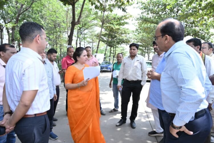 रामनगर में बिल्डर की लापरवाही उजागर, महापौर ने अधिकारियों को बुलाकर दिए सख्त निर्देश