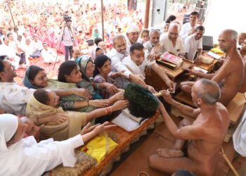 गुरु उपकार दिवस के रूप में मनाया मुनि संभव सागर महाराज का दीक्षा दिवस आचार्य श्री के गूंजे जयकारे नवनिर्मित छात्रावास का लोकार्पण