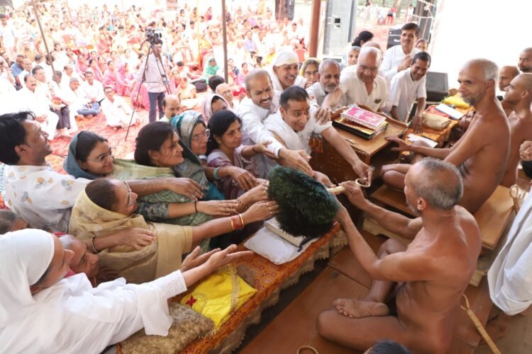 गुरु उपकार दिवस के रूप में मनाया मुनि संभव सागर महाराज का दीक्षा दिवस आचार्य श्री के गूंजे जयकारे नवनिर्मित छात्रावास का लोकार्पण
