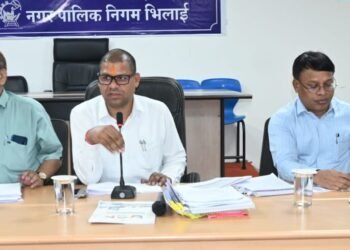 आयुक्त ने किया विभिन्न कार्यो का समीक्षा- दिए आवश्यक निर्देश एवं सुझाव