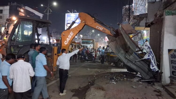 रायपुर मरीन ड्राइव पर अतिक्रमण के खिलाफ कार्रवाई, 15 ठेले-गुमटियां हटाईं