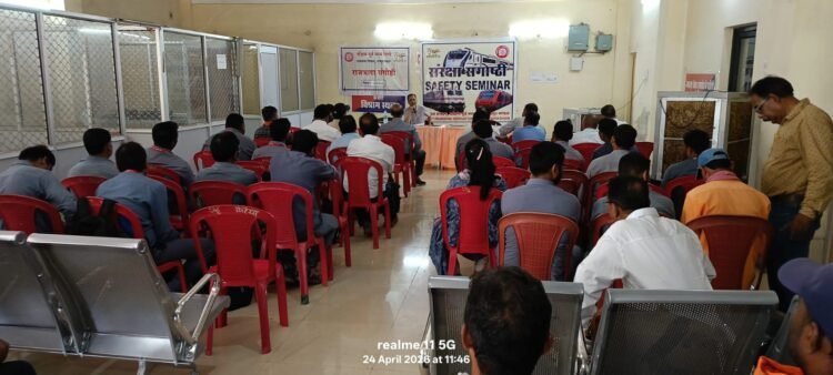 रायपुर रेल मंडल में ट्रेनों के सुरक्षित परिचालन को लेकर मल्टी फंक्शन काम्पलेक्स, दुर्ग स्टेशन में संरक्षा सेमिनार का आयोजन किया गया