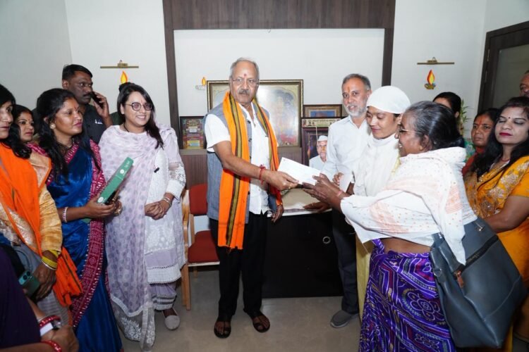 जनसेवा की मिसाल: सांसद बृजमोहन अग्रवाल ने 84 हितग्राहियों को वितरित किए चेक