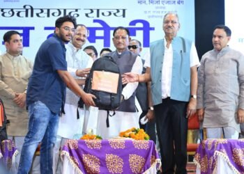 मुख्यमंत्री विष्णु देव साय ने हज यात्रियों को वितरित किया फर्स्ट एड किट: सफल हज यात्रा के लिए शुभकामना देकर यात्रियों का किया स्वागत