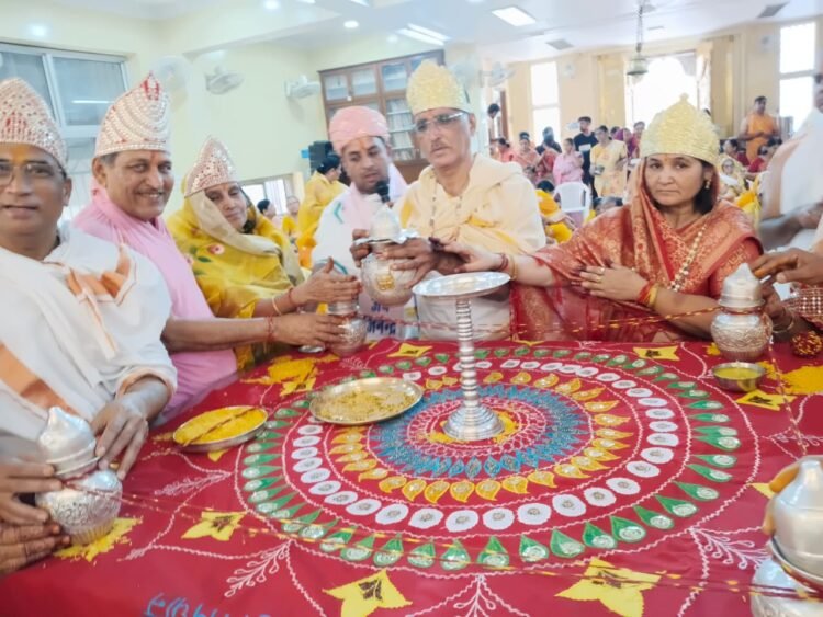 24 घंटे णमोकार अखंड पाठ के समापन पर हुआ णमोकार विधान पूजा व रात्रि में हुई भक्ति संध्या