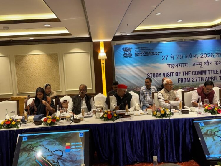 पहलगाम में एस्टीमेट कमेटी की बैठक: सांसद बृजमोहन ने जम्मू-कश्मीर के विकास और बैंकिंग कार्यप्रणाली पर उठाए सवाल