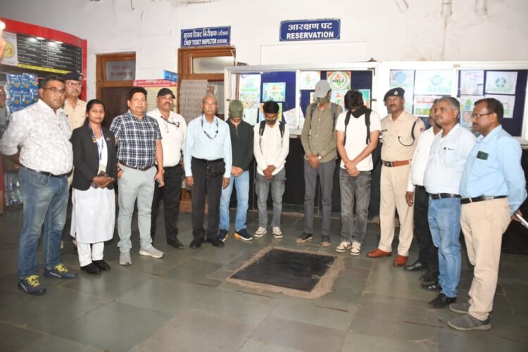 रायपुर रेल मंडल के टिकट चेकिंग स्क्वाड ने डुप्लीकेट एमएसटी रेल टिकट बनाने वालों को पकड़ा