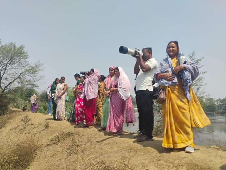 ग्राम पंचायत मांढर में पक्षी रहवास कार्यक्रम अंतर्गत फोटोग्राफी कार्यशाला आयोजित